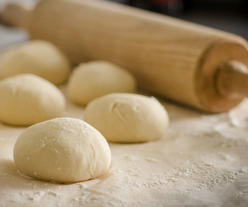 Préparation des boules de pate à pizza